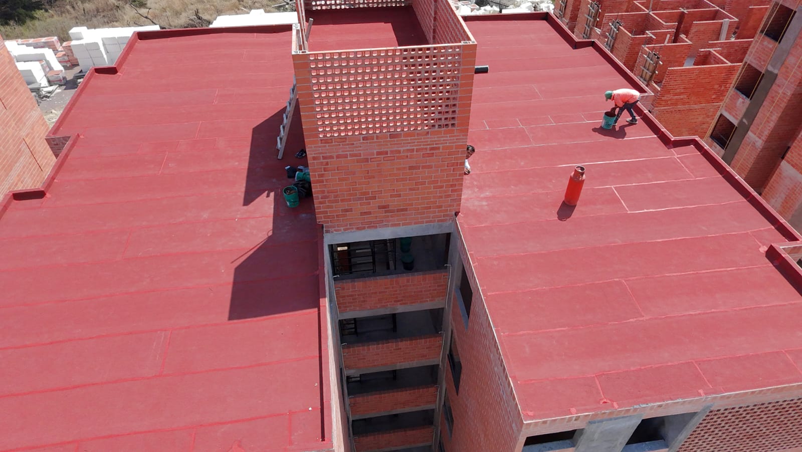 Equipo certificado Imperquimia aplicando impermeabilizante en techo en Puebla